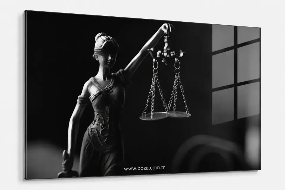 Siyah Beyaz Themis Cam Tablo – Minimal Adalet Temalı Premium Duvar Dekoru 30 * 45