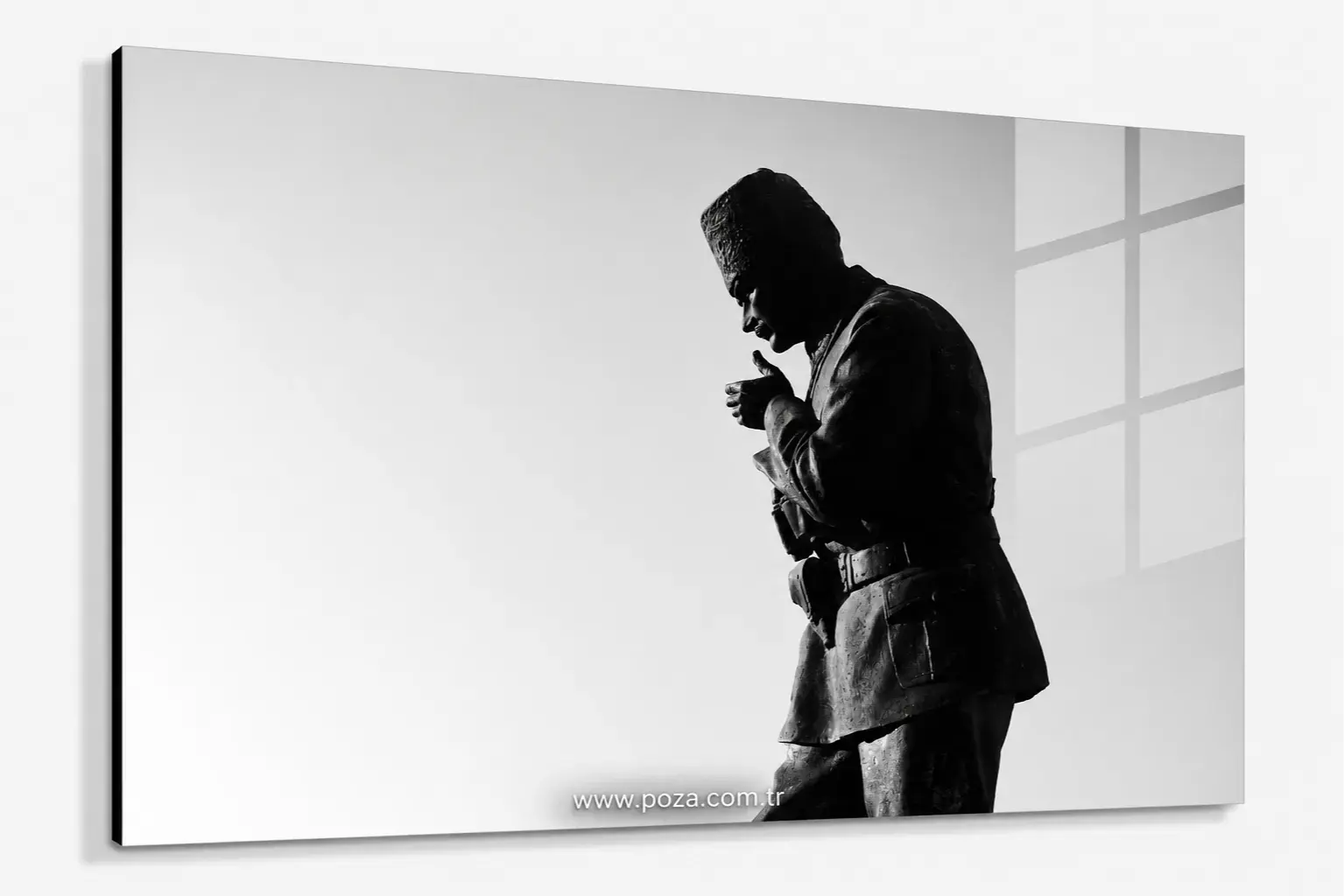 minimalist-ataturk-heykeli-cam-tablo-poza