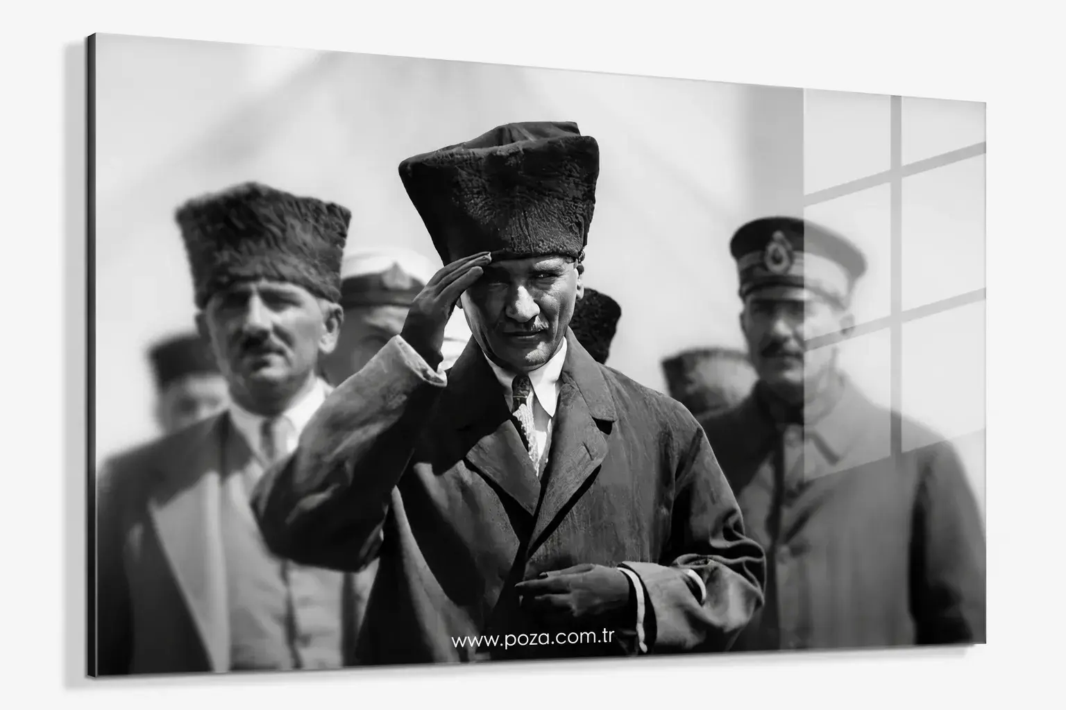 Selam veren Atatürk siyah beyaz cam tablo