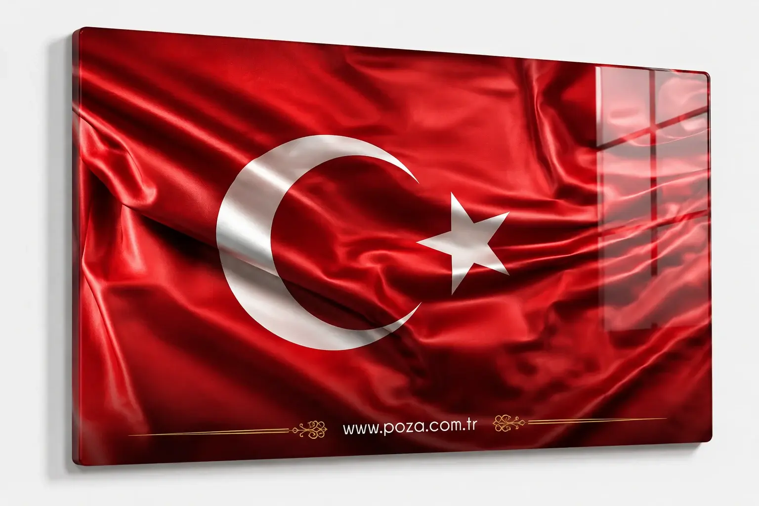 Dalgalanan Türk bayrağı görselli premium temperli cam tablo modeli.